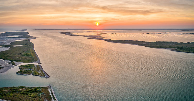 🌱Texas Dirt + CO2: The project led by <a href="/biogeochem/">Carrie Masiello</a>, <a href="/Ken_Medlock/">Ken Medlock</a> and Jim Blackburn to implement a Texas soil #CarbonStorage market will help address climate change, improve water and coastal systems, and provide local economic benefits. Learn more: bakerinstitute.org/naturebased-so…