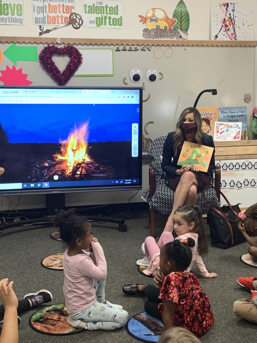 DianeBurkeRead's tweet photo. Loved seeing so many students across the Oaks campus engaged in reading with our incredible Sweet on Reading guests readers.  @HumbleISD_OE @HumbleISD #HumbleISDReads #EveryChildEveryday #BeTheLight https://t.co/plSJFDgkNn