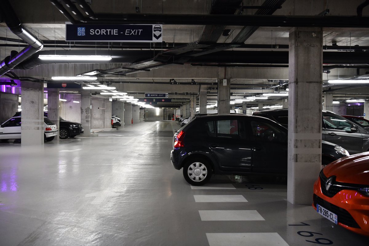 VilleCourbevoie's tweet photo. Le nouveau #parking public de la #halle #Charras de #Courbevoie est désormais ouvert ! Accessible par la rue de l'Alma, il vous accueille tous les jours, 571 places 🚘 disponibles.
⚠ L’ancien parking Charras (entrée par la rue Albert Simonin) est définitivement fermé. https://t.co/Y3hqwJkblF