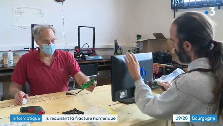 framboise314's tweet photo. Vu sur France 3 il y a quelques jours. La mairie de Ville de Joigny prête des ordinateurs pour les enfants qui travaillent à domicile. 150 postes ont été préparés par le #FabLab  : "C'est un micro-ordinateur neuf, dans un boîtier qui est imprimé sur imprimante 3D, [Thread.../...] https://t.co/OGVM0oABFK
