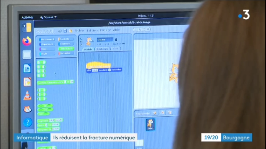 framboise314's tweet photo. Vu sur France 3 il y a quelques jours. La mairie de Ville de Joigny prête des ordinateurs pour les enfants qui travaillent à domicile. 150 postes ont été préparés par le #FabLab  : "C'est un micro-ordinateur neuf, dans un boîtier qui est imprimé sur imprimante 3D, [Thread.../...] https://t.co/OGVM0oABFK