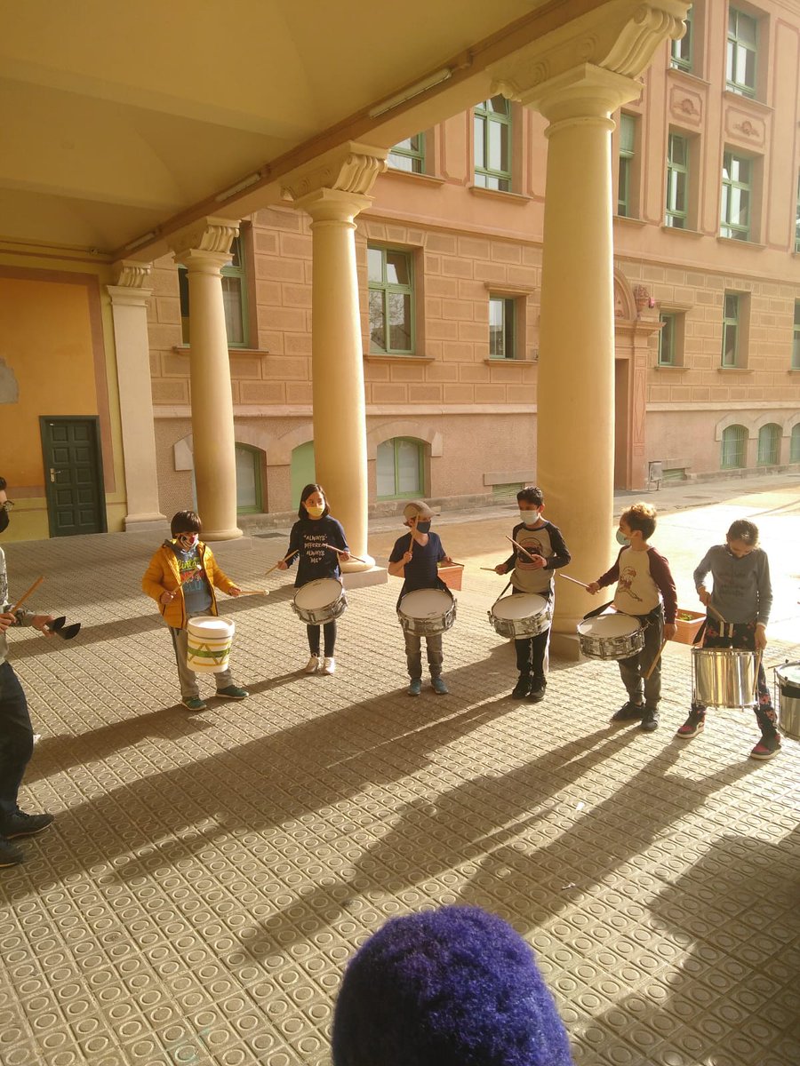 EscolaPereVila's tweet photo. Tarda artística a @EscolaPereVila. Avui segona sessió de batucada a la classe de 4t dels Planetes. Ha sonat molt i molt millor!! #projectemusical @Bcn_CiutatVella @Xamfra_Centre https://t.co/cRBAlHrccV