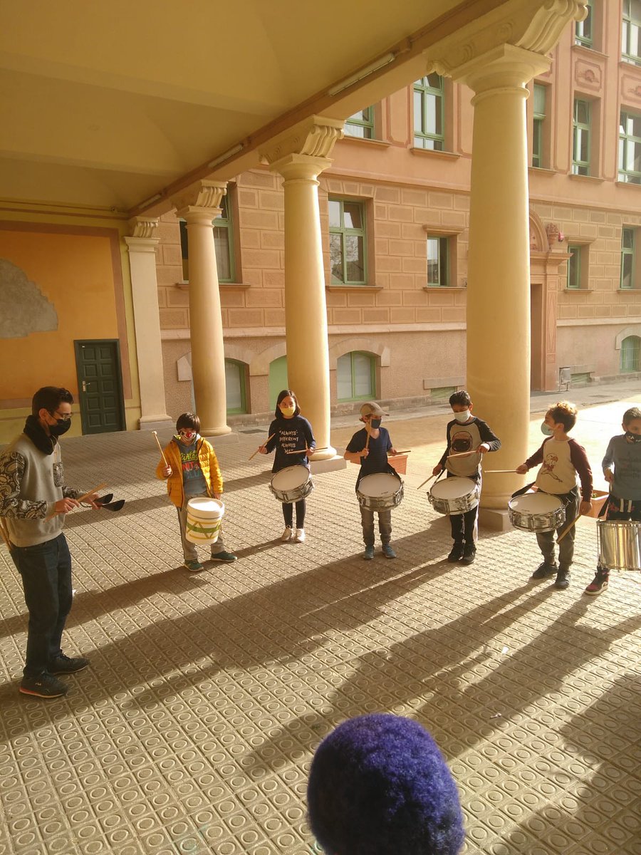 EscolaPereVila's tweet photo. Tarda artística a @EscolaPereVila. Avui segona sessió de batucada a la classe de 4t dels Planetes. Ha sonat molt i molt millor!! #projectemusical @Bcn_CiutatVella @Xamfra_Centre https://t.co/cRBAlHrccV