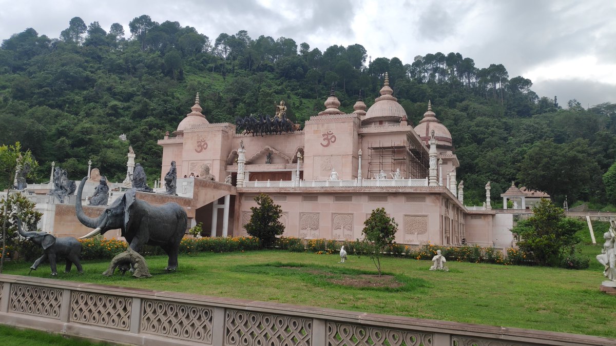 Anyways, Mohans did contribute to places where they were based. You have Mohan Shakti Heritage Park (in Solan). Then in 1960s-70s, they also enhanced the natural beauty of Lucknow, by building parks along the Gomti river banks.