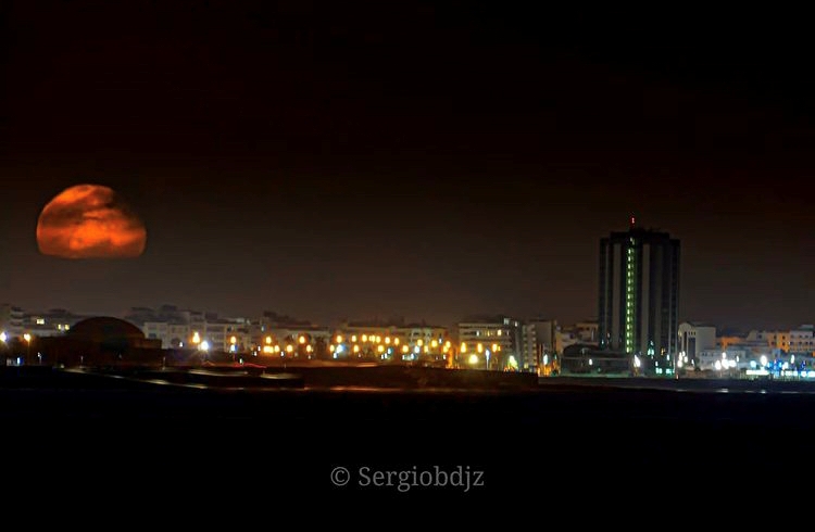 🤗🤗🤗🤗 No hay ninguna duda.
🌙🌙🌙 Las noches en Arrecife, capital de Lanzarote, tienen una magia especial.
📸📸📸 Así lo demuestra esta preciosa fotografía que @sergiobdjz  ha dedicado a nuestra ciudad en su perfil en Instagram.
#arrecife  #lanzarote  #turismo  #fotografia
