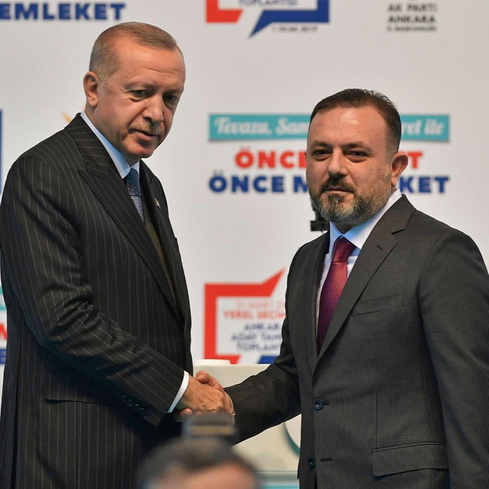 MuratErcan0606's tweet photo. Kaldır işaret parmağını,
Yürü milletin önünde usta.

Saflarımız sık,
Gözlerimiz ufukta,
Her zaman olduğumuz yerde,
#ErdoğanınYanındayız... https://t.co/hJcIDrSzqZ