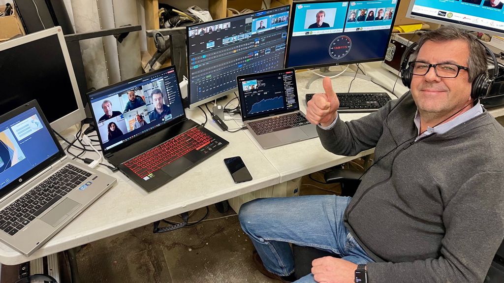 Así era la sala de realización durante el <a href="/ForoMeetTheBeer/">MeetTheBeer</a> . Jorge del Barrio, de Direct Events y fundador de <a href="/Cervecissimus/">cervecissimus</a> , a los mandos de la parte técnica