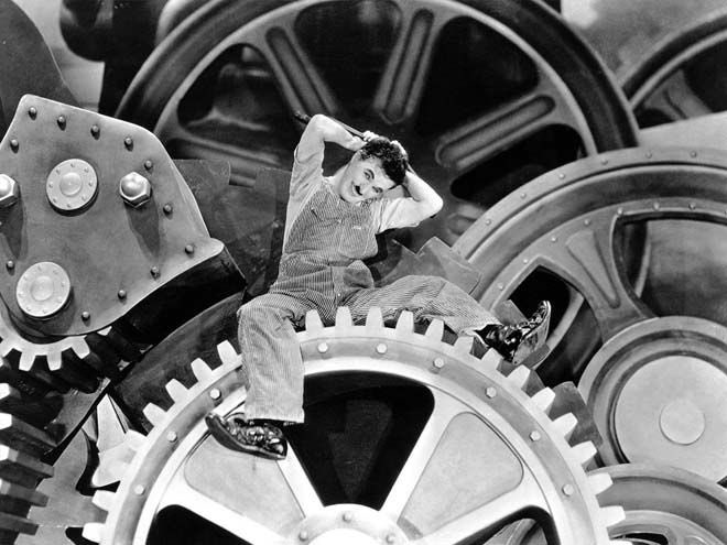 Yolanda_Diaz_'s tweet photo. Un día como hoy, hace 85 años, se estrenaba la película 'Tiempos modernos' de Charles Chaplin. Su crítica feroz a la explotación laboral ha cambiado engranajes por algoritmos, cadenas de montaje por bicicletas, pero su mensaje de denuncia pervive y nos sigue haciendo reflexionar. https://t.co/5mpgbJqLXw