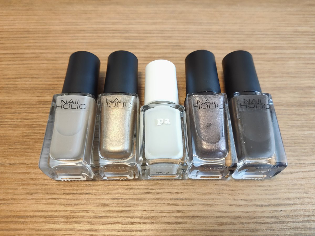 あー セルフネイル グレー地に白とゴールド 茶色と白の塗りかけ練習セット くすみカラーと白だったらなんでもいけそう 使ったのは Nailholic Nh Gy019 Nh Gd046 Paネイルカラー S007 Nh Br307 Nh Br309 セルフネイル 今日のネイル 塗り