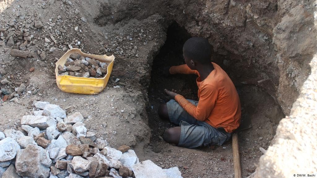 1 dolar karşılığında çıplak ayakla 12 saat çalıştırılan Kongolu çocuklar, telefon bataryası için kobalt çıkarmaya çalışıyor...