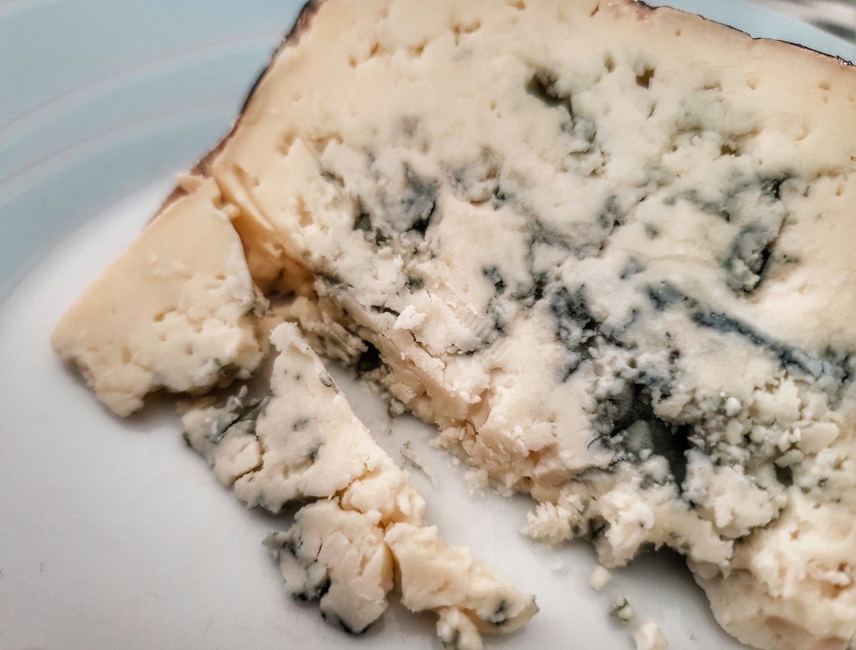 AnaBGonzlezPino's tweet photo. Y para terminar una buena comida , un buen #queso azul. Edición especial de @QuesosLaPeral. Así se empieza un fin de semana. #culturaquesera #abgonzalezpinos #consultoría #formación #misquesos https://t.co/gOqRzbRmfA