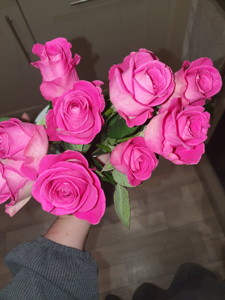 favell_samantha's tweet photo. I dropped off a learning pack to one of my children on my way home and found these on the doorstop waiting for me! What a lovely start to the weekend ❤🥰 #thankyou #missmyclass #HEARTofGosberton https://t.co/83E4BaYtCp