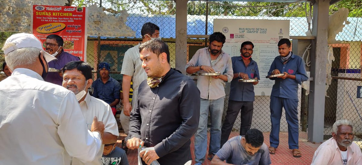 JagdishRChandra's tweet photo. ಇಂದು ನಮ್ಮ ರಾಜರಾಜೇಶ್ವರಿ ನಗರದಲ್ಲಿ ನಡೆದ ಅನ್ನ ದಾಸೋಹದಲ್ಲಿ ಸಾಹಿತಿ ಡಾ. ಸಿದ್ಧಲಿಂಗಯ್ಯ ಅವರು ಪಾಲ್ಗೊಂಡು ಗೌರವ ಅನ್ನ ಸಂತರ್ಪಣೆ ನಡೆಸಿದರು.
ಸಮಾಜವನ್ನು ಹಸಿವು ಮುಕ್ತಗೊಳಿಸಲು ಒಂದುಗೂಡಿ ಕೆಲಸ ಮಾಡೋಣ.
#AnnaDasoha @adamya_chetana @Tej_AnanthKumar @Aishwarya_A_K @vijeta_at https://t.co/qWBzy2DEVW