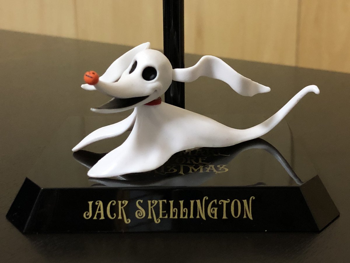 やま 付属品はセット済みのヘッド以外にも交換用ヘッド5種 ハンドパーツは同じく4種 幽霊犬のゼロは首が可動します 耳も僅かに可動 スタンドにはお馴染みのナイトメアビフォアクリスマスのロゴです ビーストキングダム ダイナミック