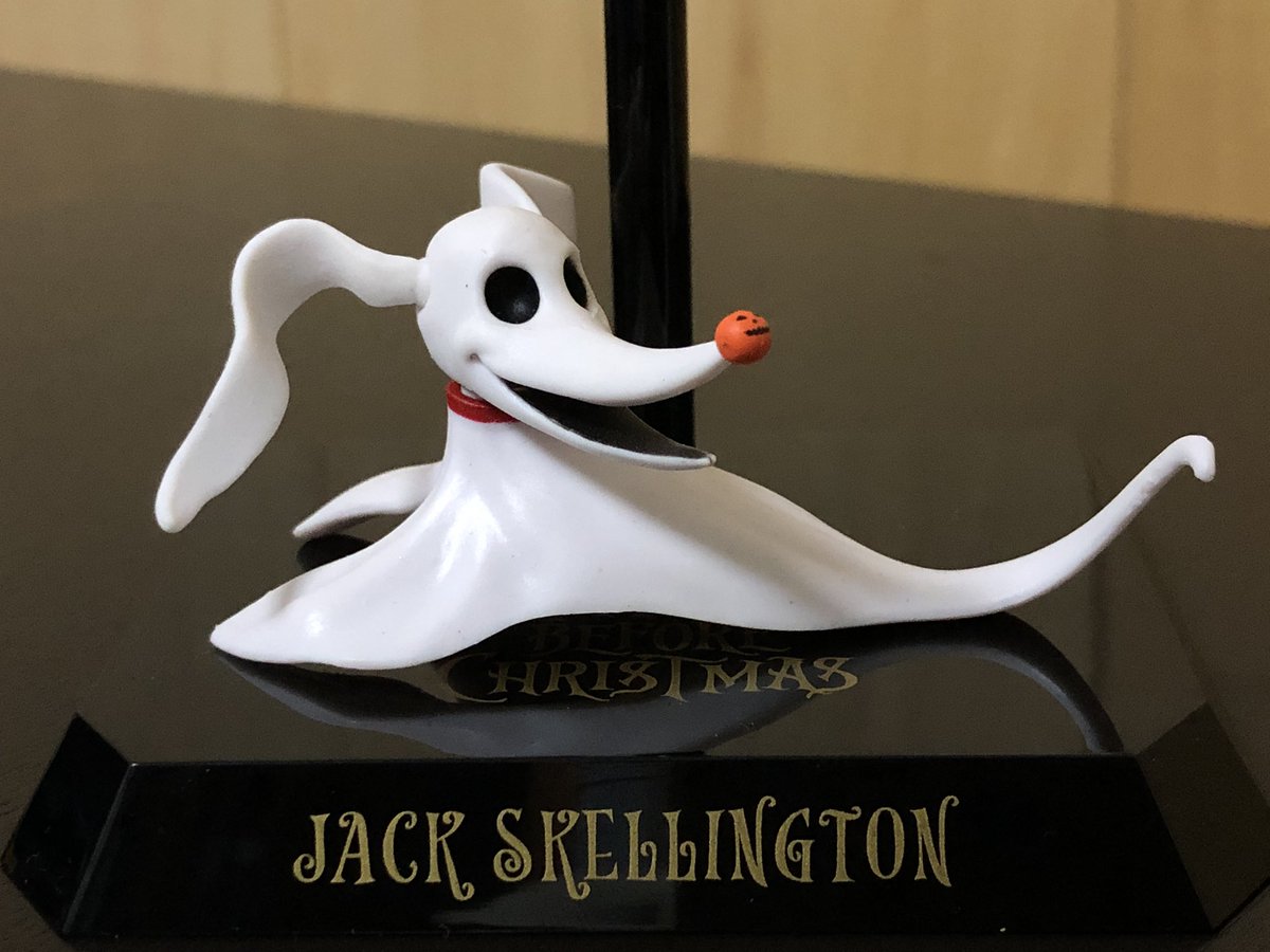 やま 付属品はセット済みのヘッド以外にも交換用ヘッド5種 ハンドパーツは同じく4種 幽霊犬のゼロは首が可動します 耳も僅かに可動 スタンドにはお馴染みのナイトメアビフォアクリスマスのロゴです ビーストキングダム ダイナミック