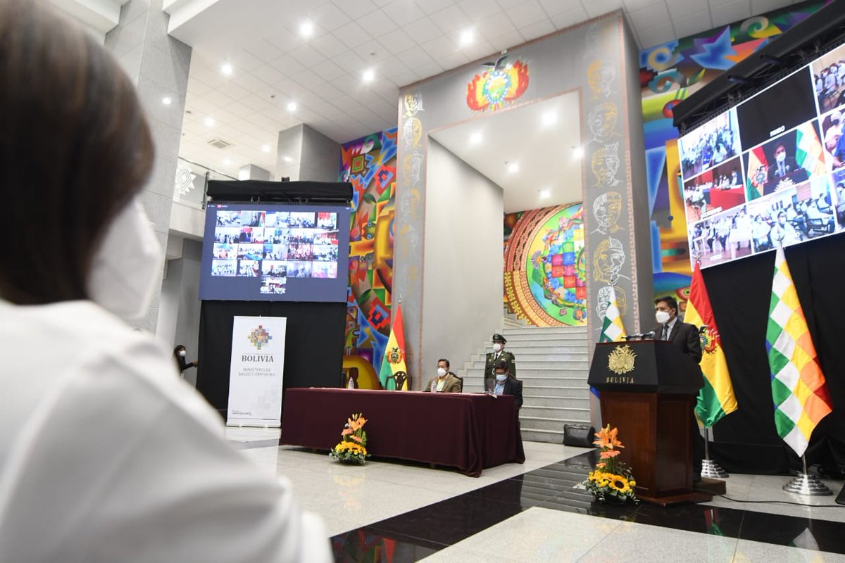 LuchoXBolivia's tweet photo. [Hilo] Entregamos 3.025 contratos al personal de salud en los 9 departamentos para enfrentar la segunda ola de Covid-19. El Gobierno Nacional invierte Bs 76,7 millones para la contratación de médicas, médicos, enfermeras y enfermeros que comienzan a trabajar inmediatamente. https://t.co/AHgsZwr3CH