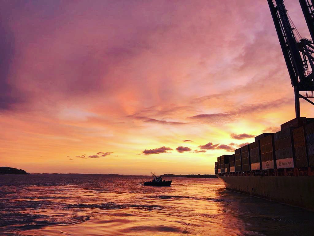 #weekendsunrise #ports #Auckland <a href="/AKLPort/">Port of Auckland</a>