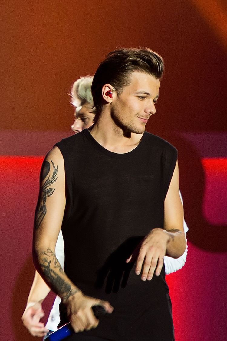 no thoughts just louis tomlinson in tank tops ~ a much needed thread ~