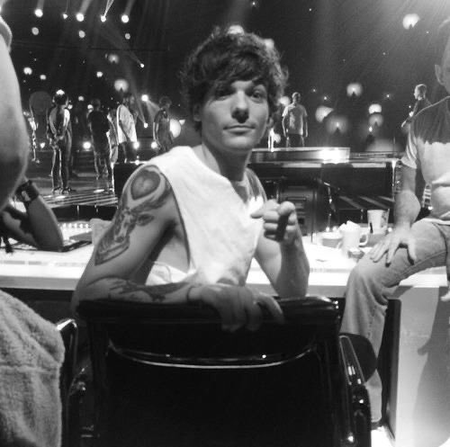no thoughts just louis tomlinson in tank tops ~ a much needed thread ~