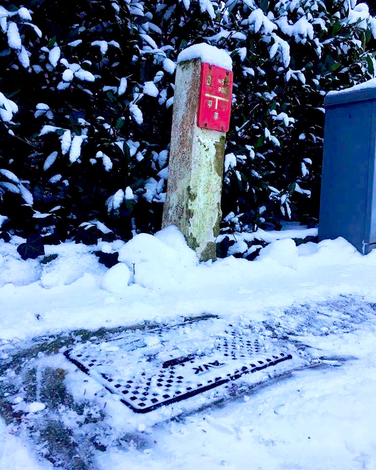 De komende dagen kunnen we aardig wat sneeuw verwachten. Hierdoor wordt het voor ons lastig de brandkranen te vinden. Probeer ze vrij van sneeuw te houden, dit helpt ons! #sneeuw #kou #brandkraan <a href="/brandweerGM/">brandweerGM</a> #Nijkerk