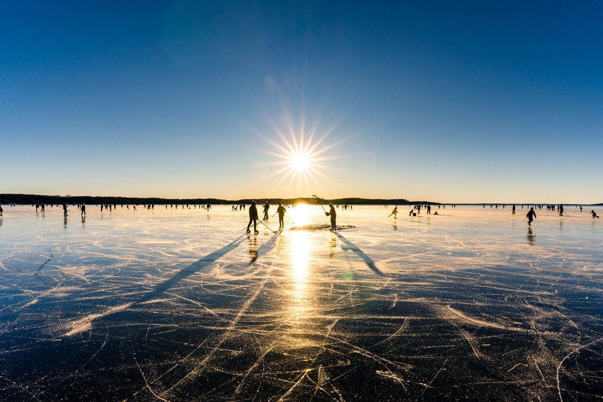 trestlebrewing's tweet photo. Last night's snowfall brought an end to an incredible few days in Parry Sound. 

Earlier this week, following days of cold temperatures with no snow and very little wind, the Big Sound froze over and became the world's biggest skating rink. https://t.co/8d0Ip1YWb5