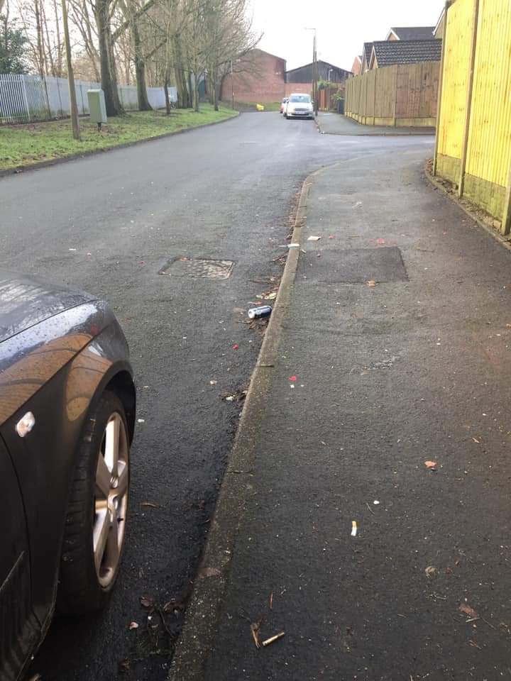 Litterwatch1's tweet photo. #AdoptAStreet another #Litterpick done today by one of our #volunteers in #Blackheath collected 1 bag of #Litter keep up the good work. Hope you all have a good weekend 😊 
#Keepsandwellclean #LoveWhereYouLive #volunteering @SercoESUK @sandwellcouncil https://t.co/fjmBQY2374