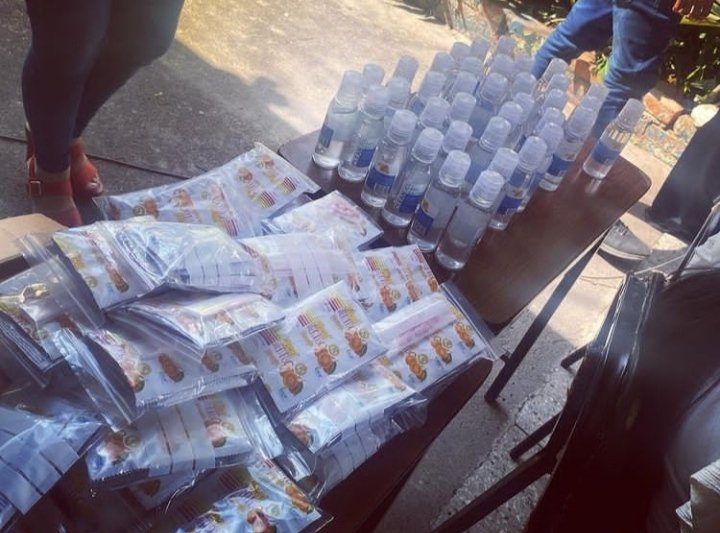 prefectostach's tweet photo. El @gobiernotachira visitó el barrio el rio para hablar sobre los daños de la Covid-19, además de realizar donación de vitaminas y la aplicación esquema de vacunas para las poblaciones vulneradas. #Losbuenossomosmas #tachiratierralibre #Tachira https://t.co/JKt0up9dNH