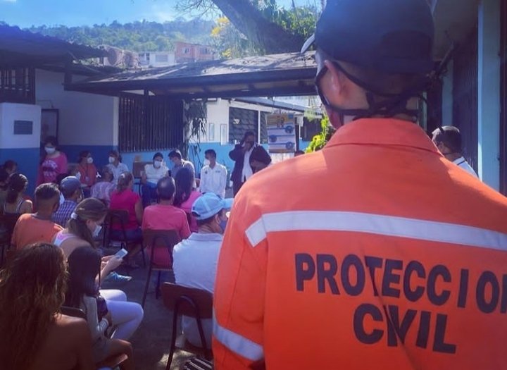 prefectostach's tweet photo. El @gobiernotachira visitó el barrio el rio para hablar sobre los daños de la Covid-19, además de realizar donación de vitaminas y la aplicación esquema de vacunas para las poblaciones vulneradas. #Losbuenossomosmas #tachiratierralibre #Tachira https://t.co/JKt0up9dNH