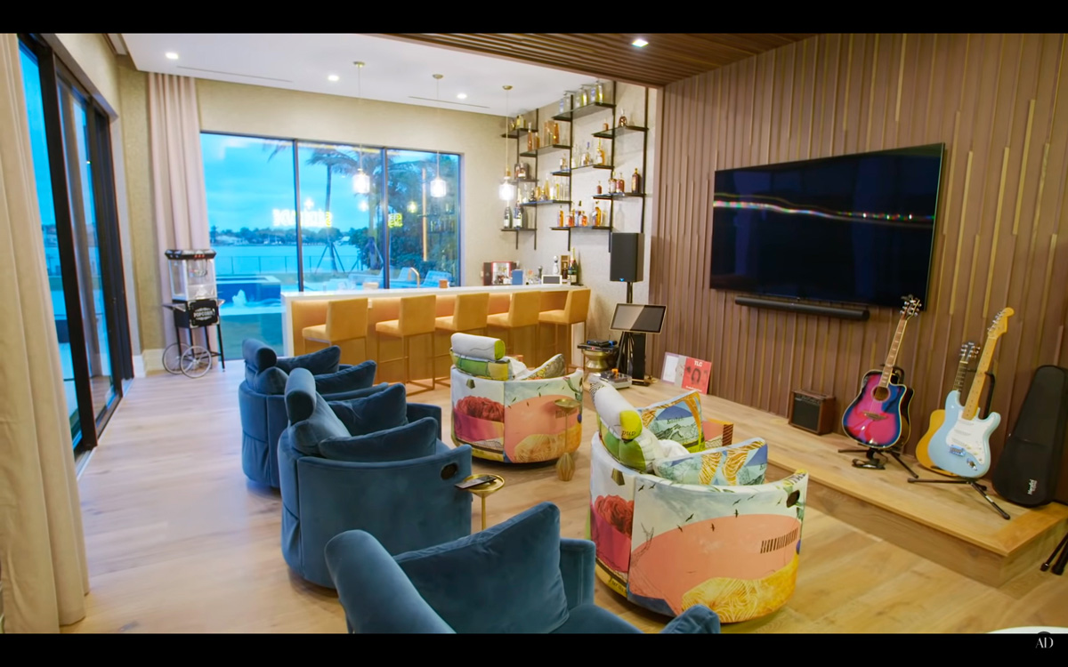 Moon chair at Serena Williams’ house. In the cinema room, next to the bar and television area, we can find five Moon armchairs, two of them upholstered in the colourful Banksy pattern. bit.ly/36MweYH #spainfurniture #miami