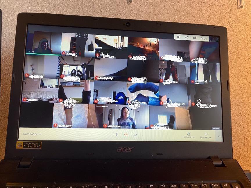 Bij de laatste dag online instructie doen we in groepen 8 even een keer geen spelling en rekenen maar spelletjes. Na wat beweging, rennnen door het huis en wat kasten overhoop halen zijn we er voor nu even klaar mee en hebben we enorm veel zin in maandag!