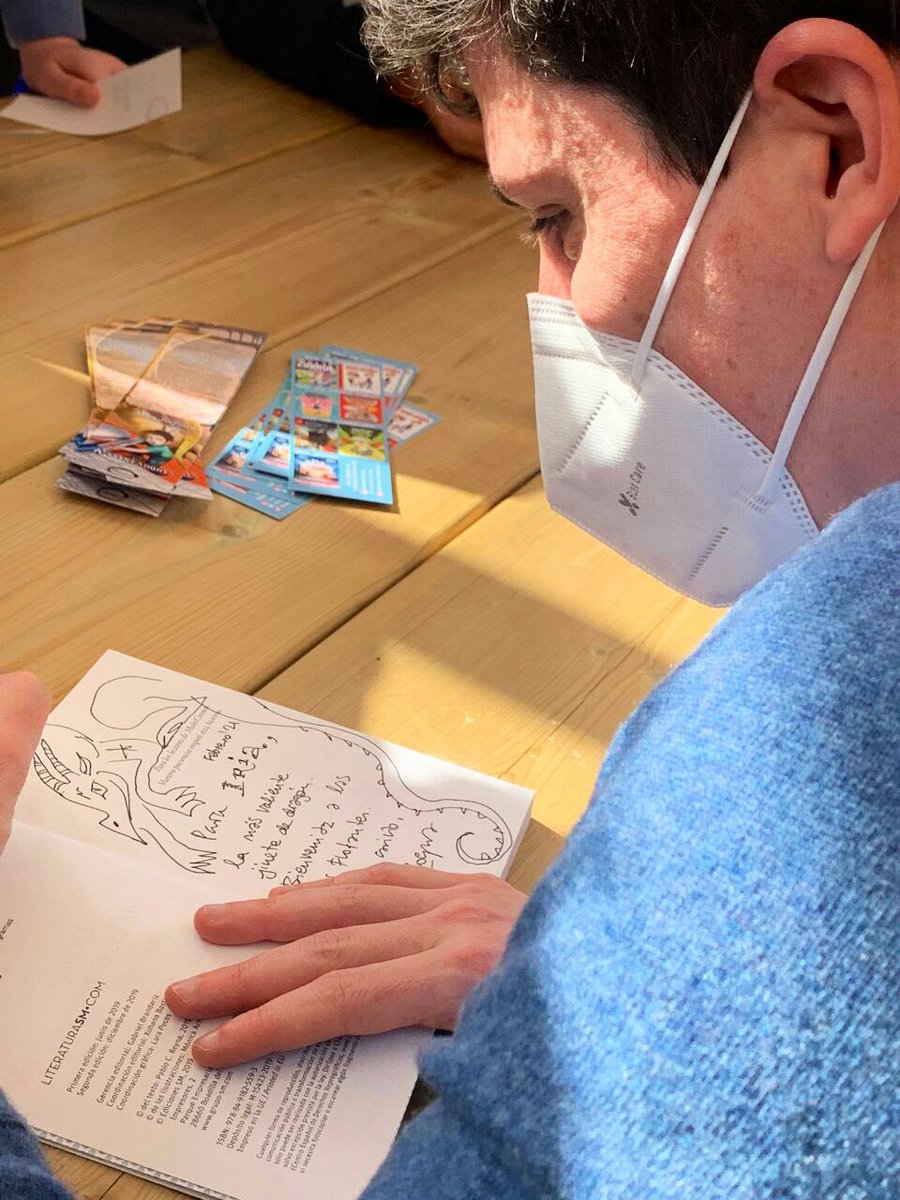 CEIPNEJAPA's tweet image. Hemos tenido una visita muy especial en 5º y 6º: @PabloCReyna Joven autor de literatura infantil y juvenil, finalista Barco de Vapor 2019. Nos ha presentado su obra #MultiCosmos 
#MicoleMola #TresCantos #primaria