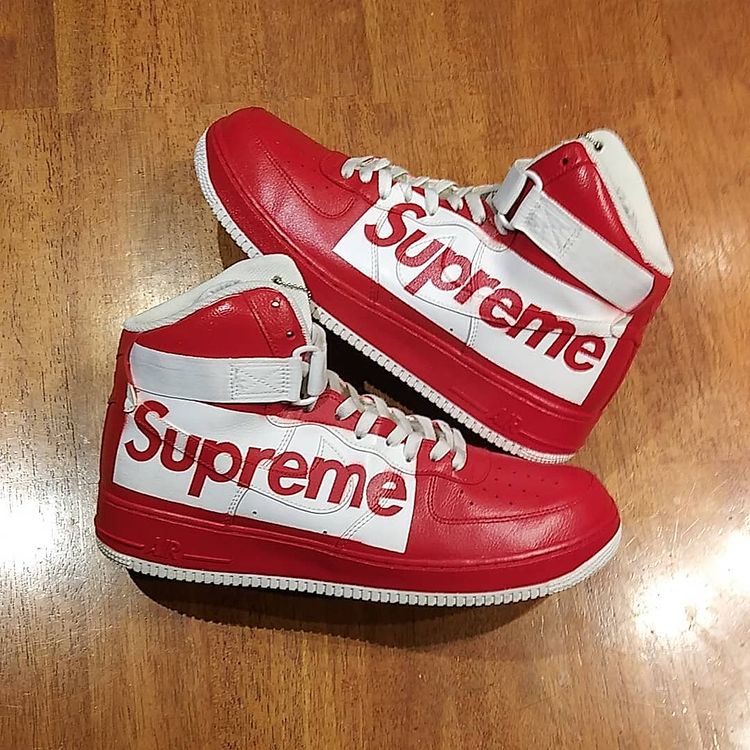 A Supreme start to the year ❤️ 
Via: 📷 flex_sneaker 
#supreme #supremecustoms #sneakers