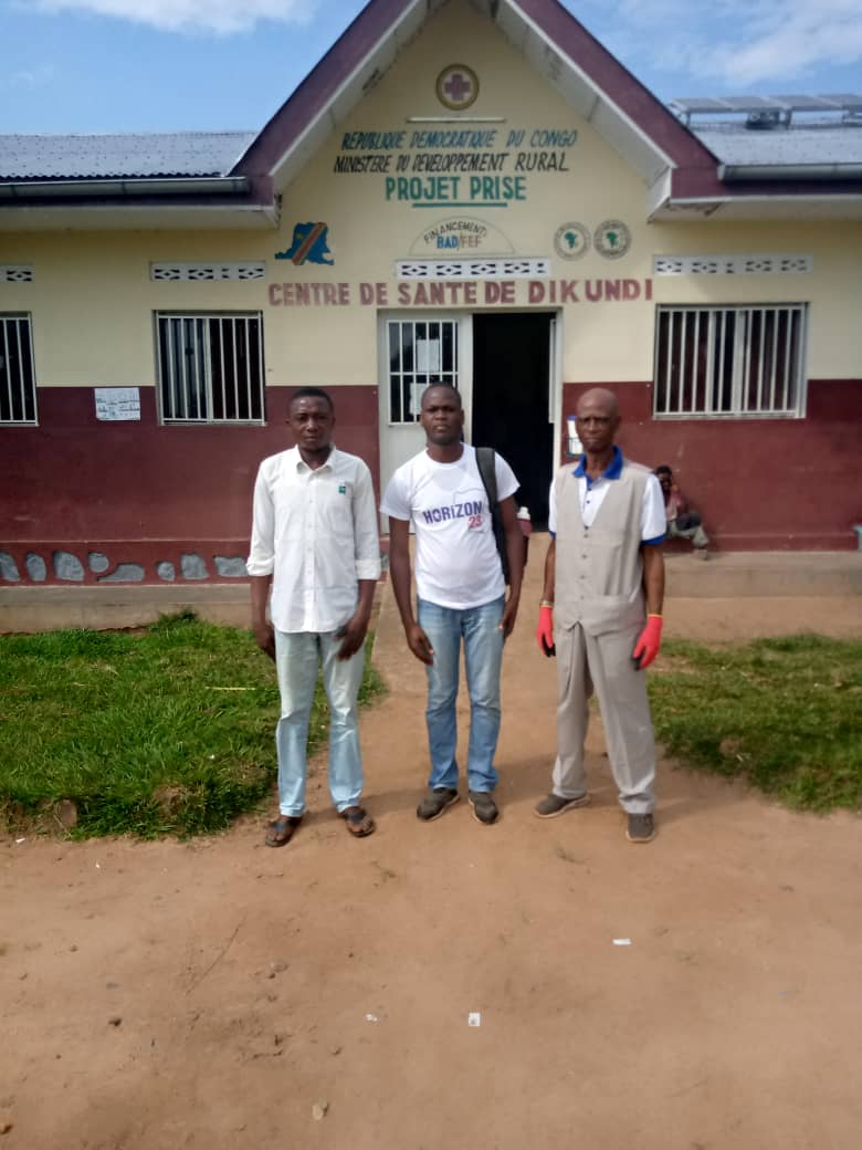 H23_Rdc1's tweet photo. 🇨🇩
Territoire de Kabeya Kamwanga
@H23_Rdc1 fait un don de 1500g de détergents en poudre au Centre de santé de Dikundi.
C'était lors du passage du SGA Ir @PATRICKMUPOYI dans cette contrée du pays. https://t.co/dJQTlaHUNb