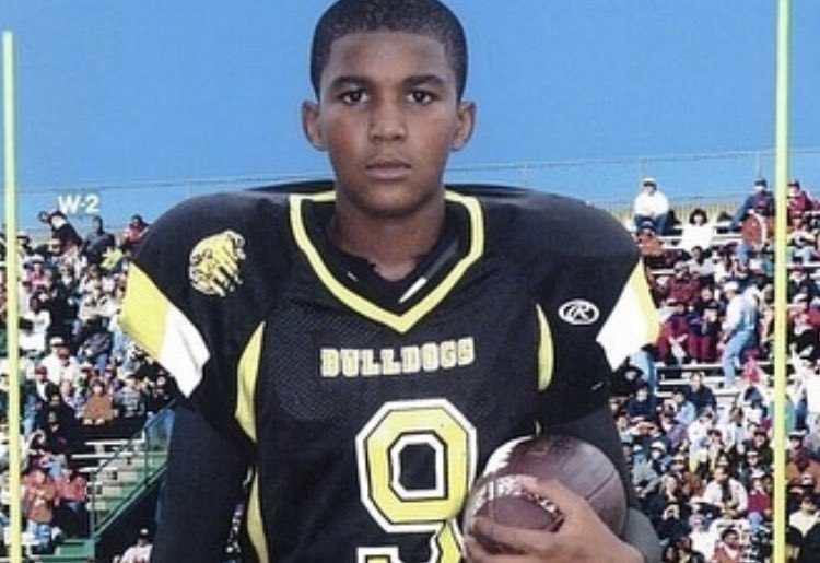 Today #TrayvonMartin would’ve been celebrating his 26th birthday, but instead we’re honoring his life. May he continue to rest in peace ❤️ #blacklivesmatter