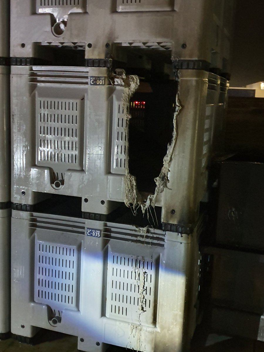 Beloning voor de persoon die me de namen geeft van degenen die brand hebben gesticht bij ons bedrijf. Gelukkig werden ze gestoord in hun poging door een chauffeur van #vebatrans, die ook snel geblust heeft waardoor ergere schade werd voorkomen. 2 personen, ca 11 uur vanavond.