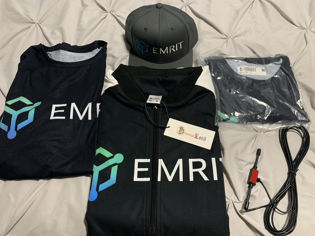 _cryptocurrent_'s tweet photo. Thanks to @AgilePeter and the @emritio team for the swag package π₯
#emrit #swag #coolspot #crypto #hnt https://t.co/cZjWhzIdHe