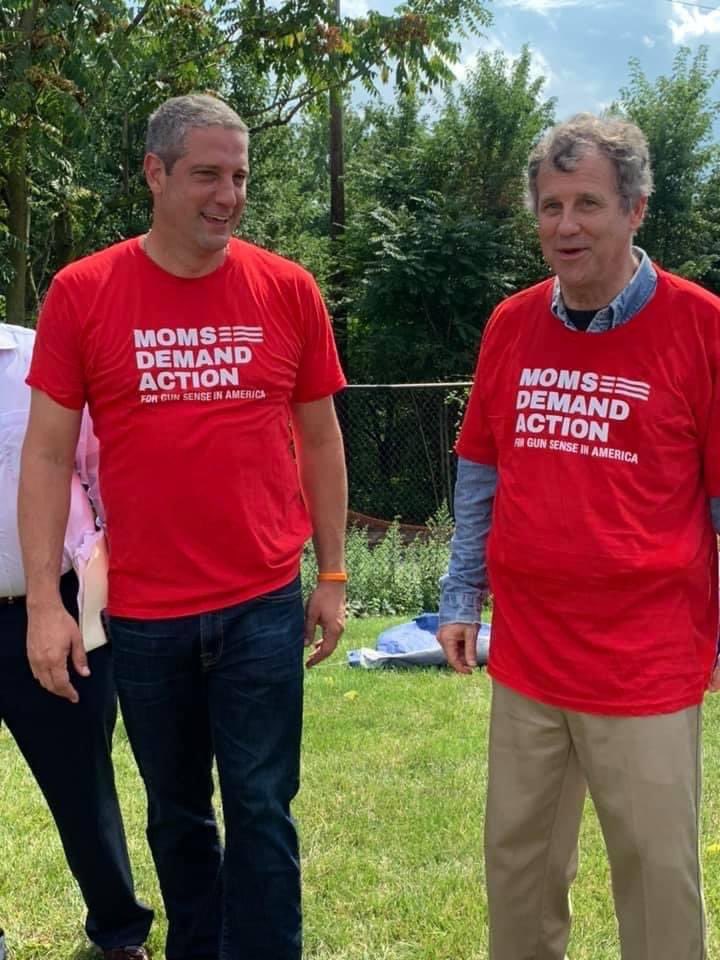 mamamorinny's tweet photo. When Ohio state lawmakers failed to #DoSomething after #Dayton, @TimRyan led the #CaravanForChange to Louisville to demand McConnell call the Senate back to vote on #HR8 & #HR112. And here he is at CLE @MomsDemand’s Recess Rally. I’m in for Tim because he’s in for us. #OHSen https://t.co/Ed0YEOkA8n