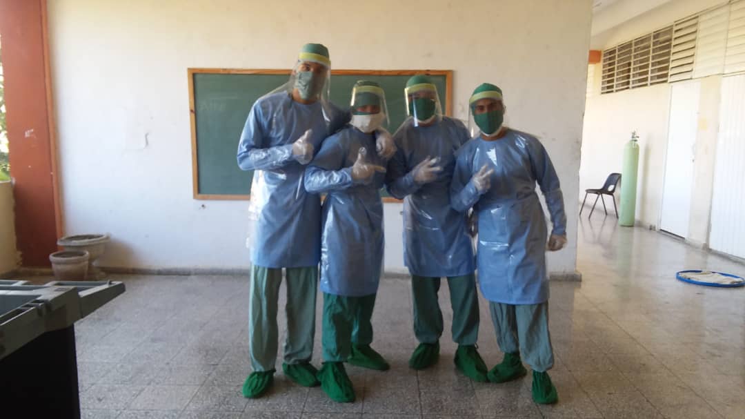 Jóvenes de #UCLVnuestra y de la Universidad de Ciencias Médicas de #VillaClara trabajan de conjunto en el hospital para sospechosos de bajo riesgo de COVID-19 en la Sede Félix Varela
#UniversidadCubana #CubaSalvaVidas