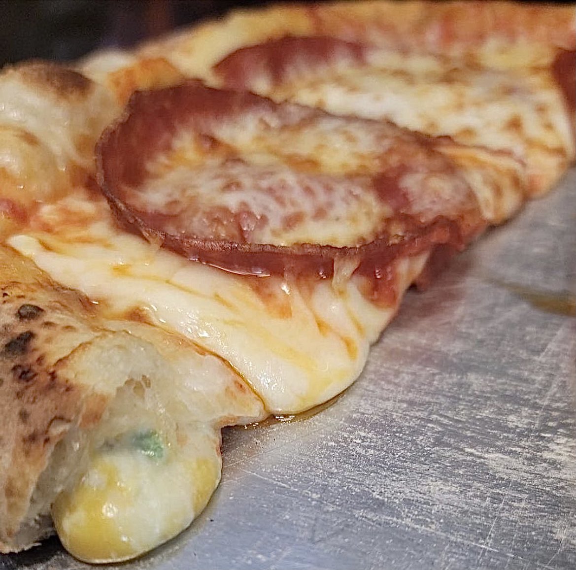 tkodeli's tweet image. Pizza Friday! This week we got: 
🍕Pepperoni &amp;amp; stuffed crust (cheddar jalapeño &amp;amp; cream cheese) 
🍕 Spinach, Ricotta cheese &amp;amp; garlic cream sauce

@ Del Sol market from 4-7 TODAY! 

Grubhub also available! 🚗 #sandiego #foodie #GrubHub