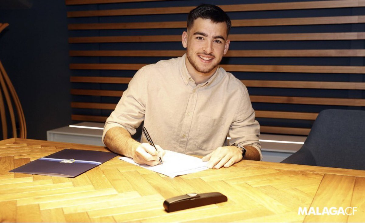 MalagaInsiders's tweet photo. 🚨📰Ramón has officially signed his contract extension until 2024 with Los Boquerones today.
➡️Ramon, 19, has made 25 appearances for Malaga, scoring twice.
📈The youngster is the Highest valued played in the squad according to Transfermarkt at £1.62 Million. #Malagcf https://t.co/0PA9ushRoo