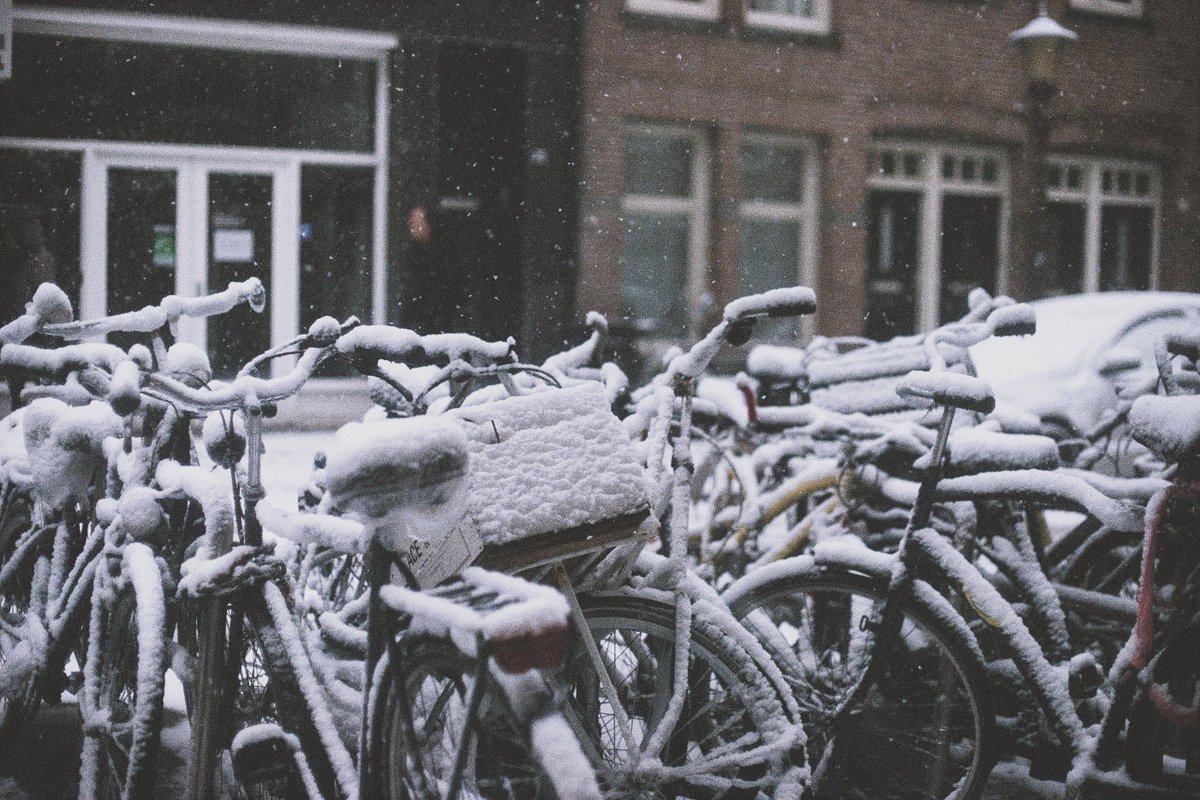 Vanaf morgen wordt er sneeuw en gladheid verwacht. Moet je naar de vaccinatielocatie of teststraat? Bereid je dan goed voor: maak je auto winterklaar of controleer het OV op een aangepaste dienstregeling, houd rekening met extra reistijd, kleed je warm en draag stevige schoenen.