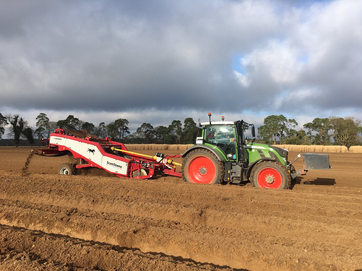 jollyfarming's tweet image. Looks worryingly like progress...#willitlast ? @tnstractors @AGCOcorp @JonesVeg1 #scanstone Bloody good job by @NiagriEng on extending planter from 1.83m beds to 2m beds #canttellitsbeendone #loveachallenge #problemsolved #firstbeersince3rdjanuary