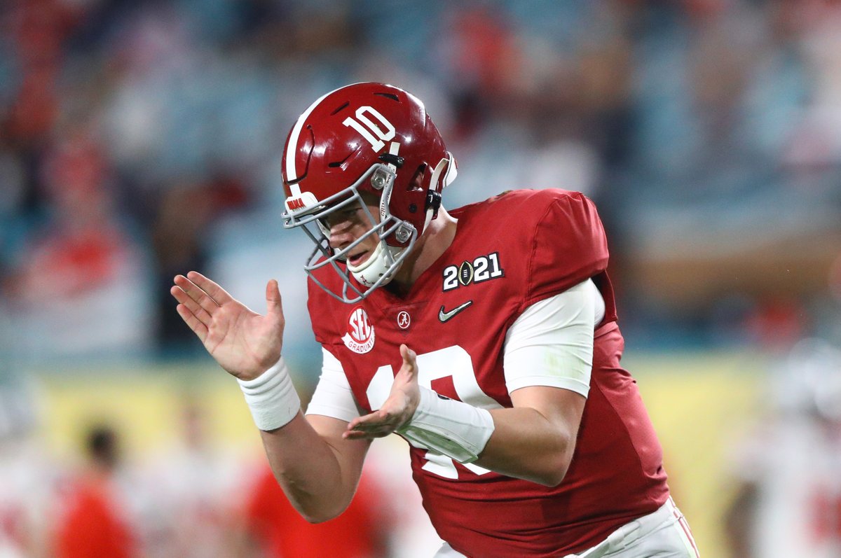 PFF_College's tweet photo. Highest career passer rating in the red zone among the 2021 draft class: 

🔺 Mac Jones - 125.4
🔺 Trevor Lawrence - 113.6
🔺 Zach Wilson - 112.1
🔺 Trey Lance - 111.2 https://t.co/4NjC4zGHVf