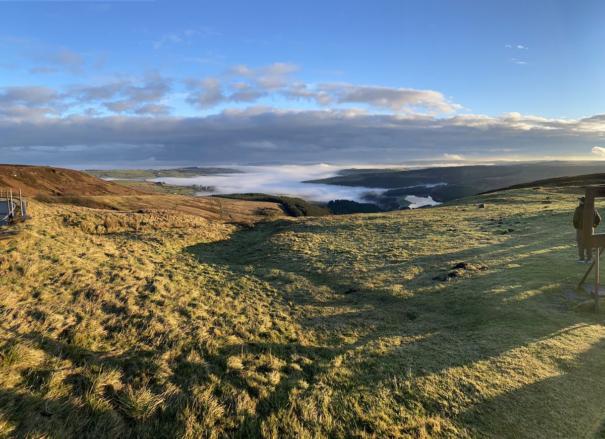 Holmemoss at 8am this morning. Beautiful sunshine with a blanket of fog in the valley.... Spring is on its way 😊