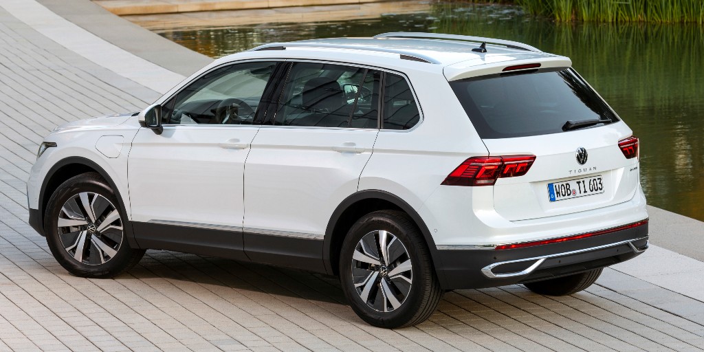 VW_es's tweet photo. 🆕 Ya disponible el #VWTiguan eHybid, la versión híbrida enchufable del SUV  más exitoso de #Volkswagen.

💪 Motor híbrido de 180 kW (245 CV) de potencia combinada y par motor de 400 Nm.

🔋 Autonomía 100% eléctrica de hasta 50 km en ciclo WLTP y etiqueta Cero de la DGT. https://t.co/0vkqZZQJKr