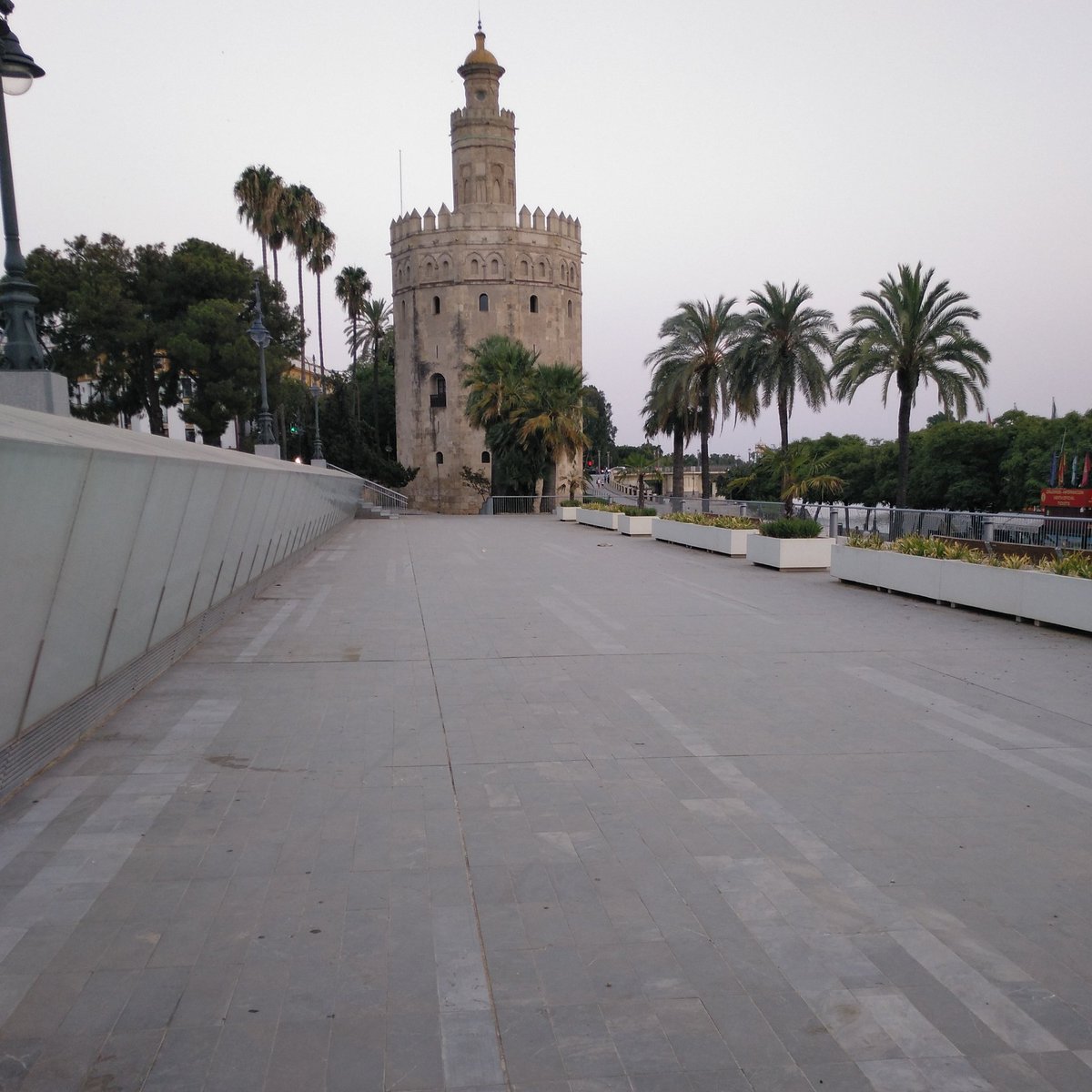 No sé hacia qué nuevo modelo de ciudad va Sevilla, si mejor o peor, lo único que sé es que la transformación para mal de su paisaje urbano en torno a su monumentos simbólicos es un hecho constatado. La nueva Sevilla gris.