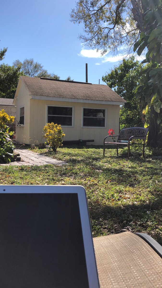 tamDuffy's tweet photo. Not me over glamorizing working from home https://t.co/ALAy027NLm
