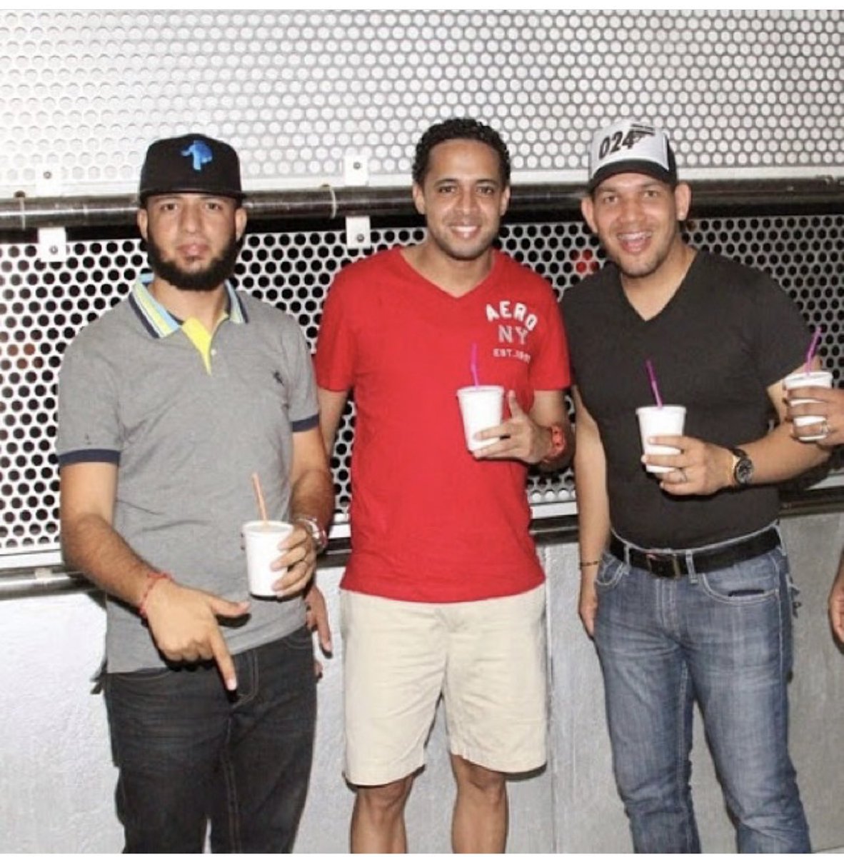 FaustoCP's tweet photo. #FBF #ViernesDeVasoFoam 
Recordando La Tradición ✍🏽
Junto A Los Míos Personal @jnrnunez1 @Ruben_AFF https://t.co/ofOxuFnUjA