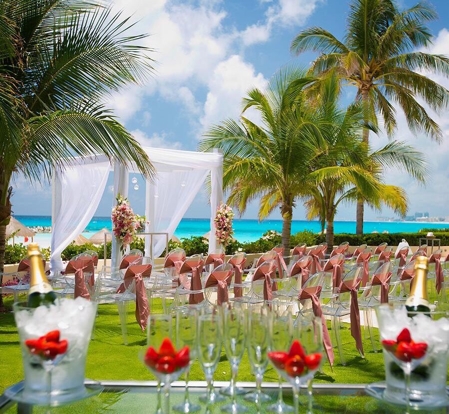 EventBookIntl's tweet photo. #WeddingPlanner 💞
¿Buscas un marco espectacular para tus #bodas? #KrystalGrand #Cancún cuenta con la playa Gaviota Azul💙.
Este #resort lo puedes encontrar en #Eventbook.mx, la plataforma de búsqueda de proveedores y servicios para la #organización de #eventos. https://t.co/MMCM6bxxG3