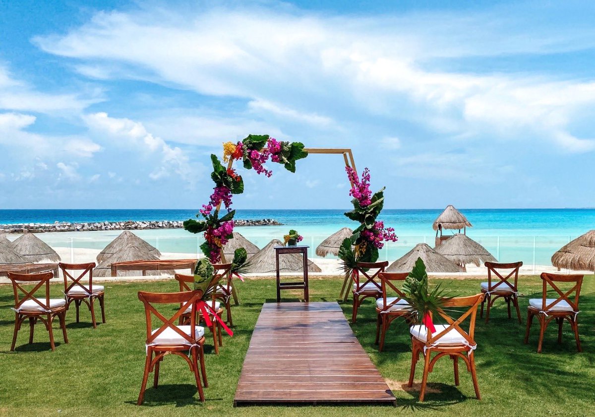 EventBookIntl's tweet photo. #WeddingPlanner 💞
¿Buscas un marco espectacular para tus #bodas? #KrystalGrand #Cancún cuenta con la playa Gaviota Azul💙.
Este #resort lo puedes encontrar en #Eventbook.mx, la plataforma de búsqueda de proveedores y servicios para la #organización de #eventos. https://t.co/MMCM6bxxG3